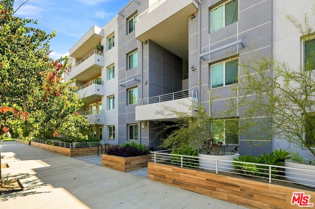 4240 Laurel Canyon Blvd Unit: 305