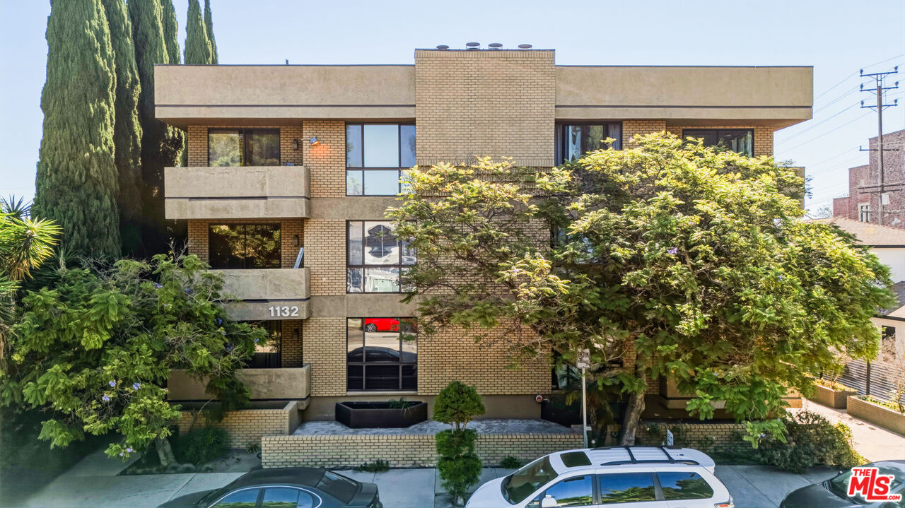 1132 S Doheny Dr Unit: 302