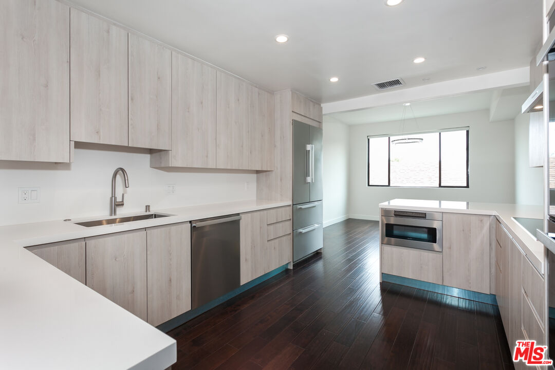 430 N MAPLE DR Unit: 206