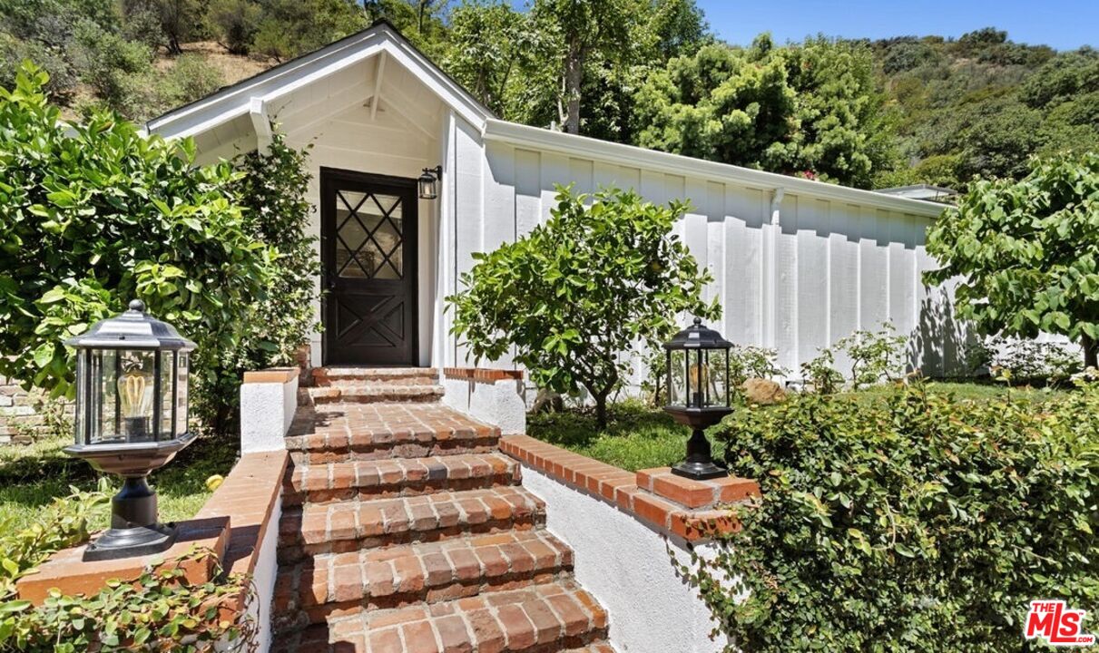 3933 Mandeville Canyon Rd