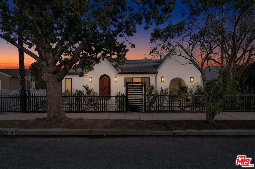 11404 Biona Dr