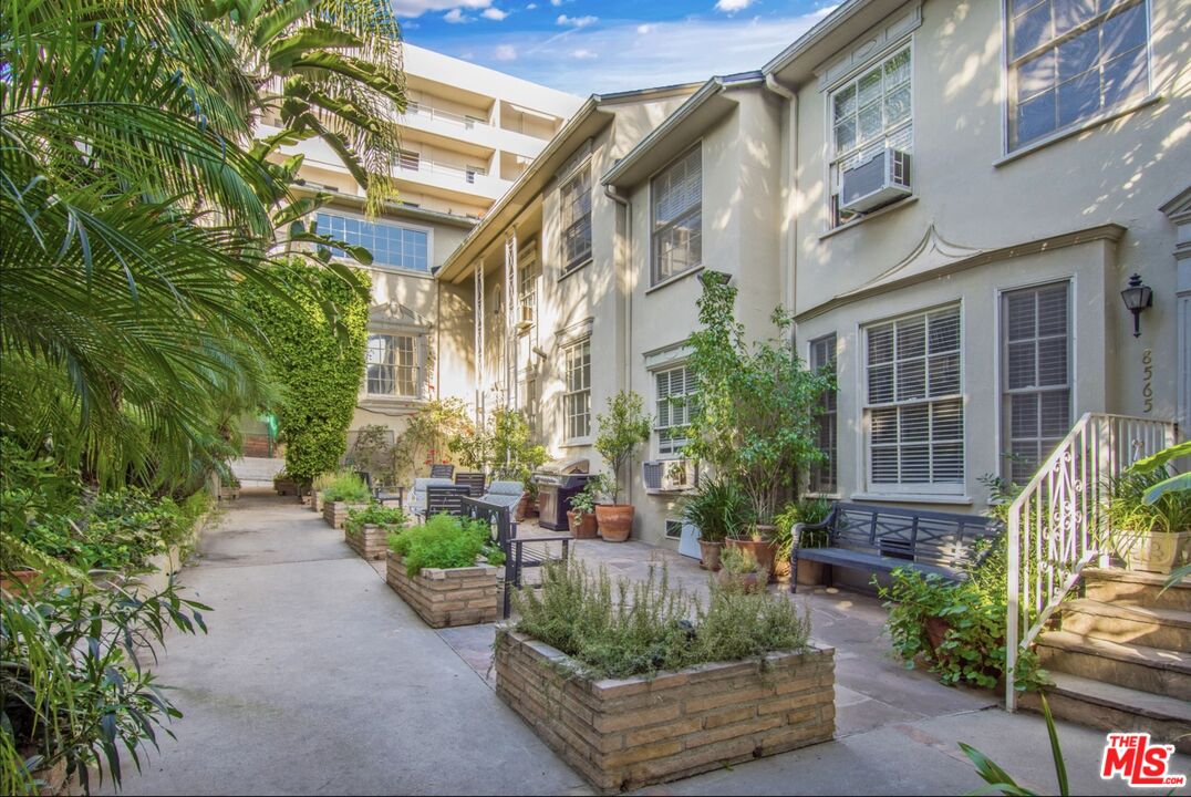 8569 Holloway Dr Unit: 1