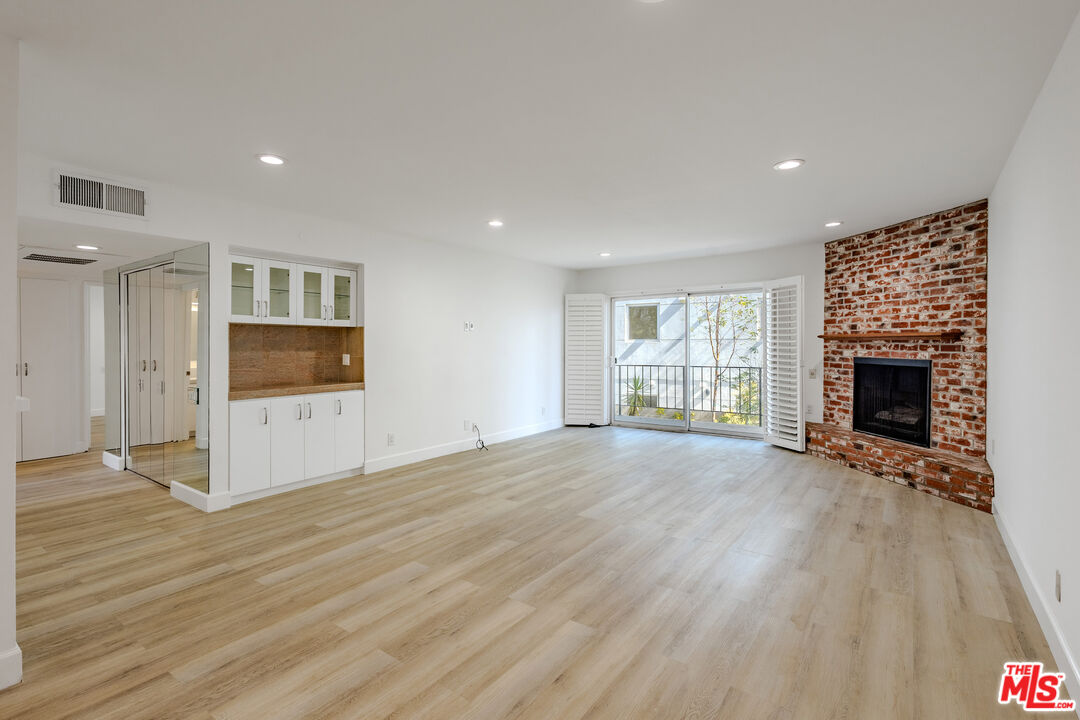 2385 Roscomare Rd Unit: D15