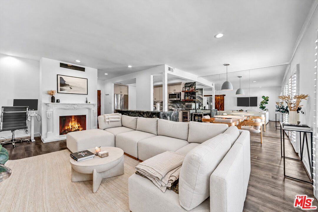 1221 N Kings Rd Unit: 101