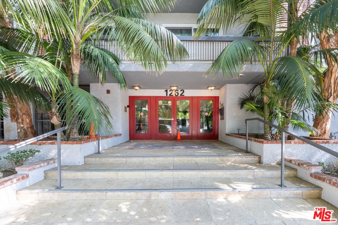 1262 S Barrington Ave Unit: 204