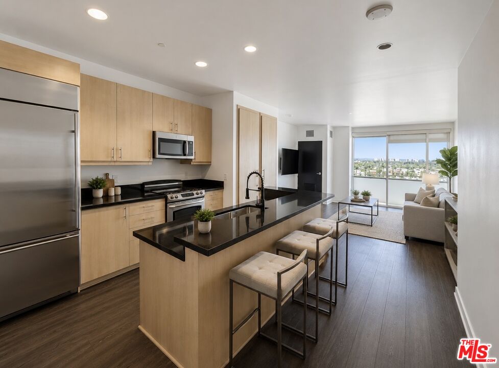 8601 Wilshire Blvd Unit: 902
