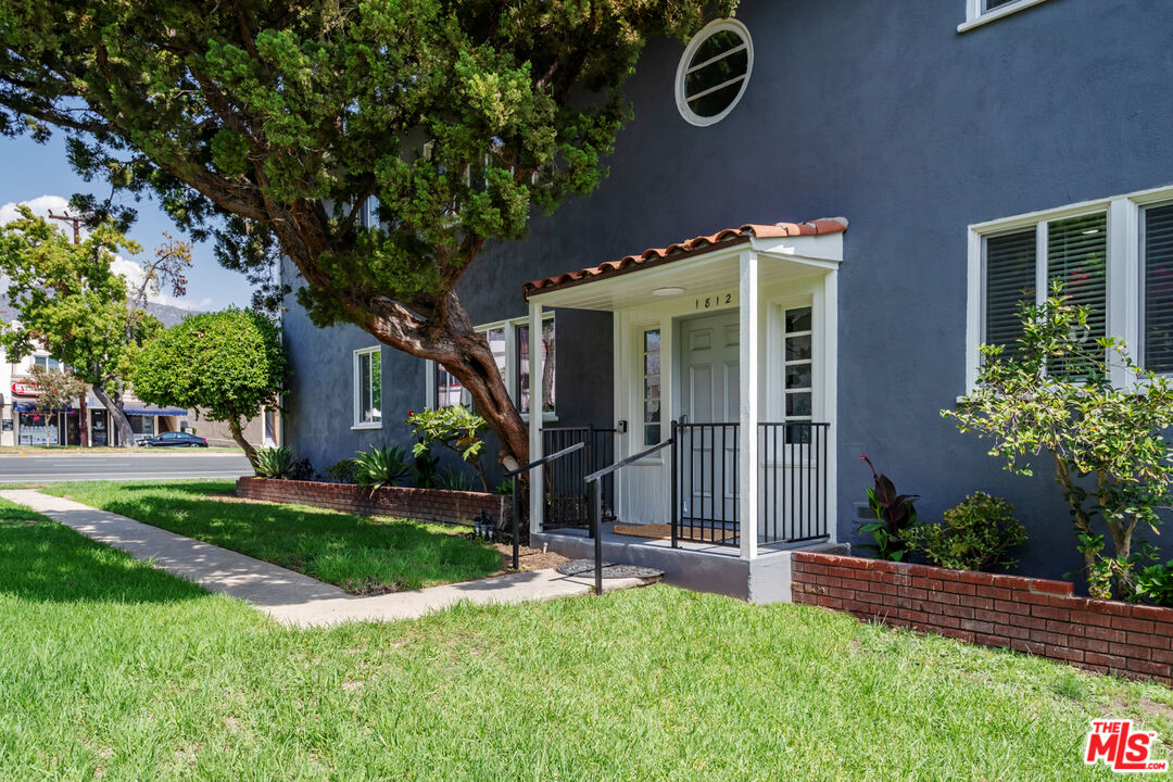 1812 W Glenoaks Blvd