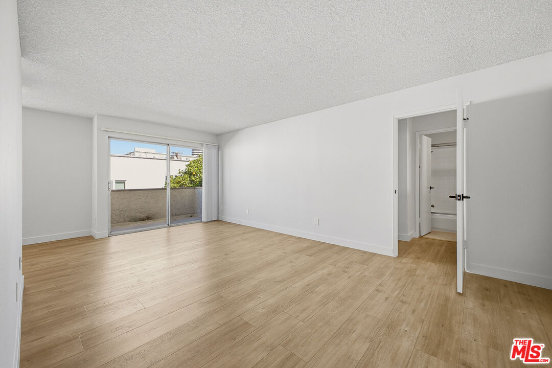 1352 S Carmelina Ave Unit: 211