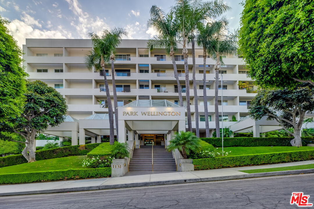 1131 Alta Loma Rd Unit: 208
