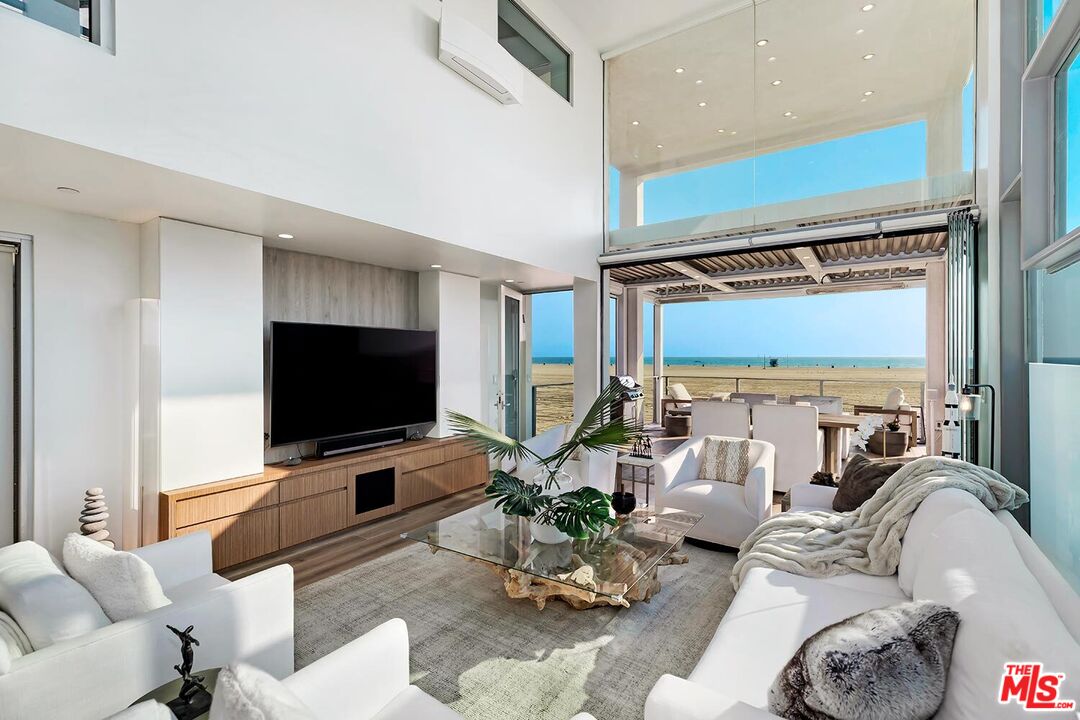 1255 Palisades Beach Rd