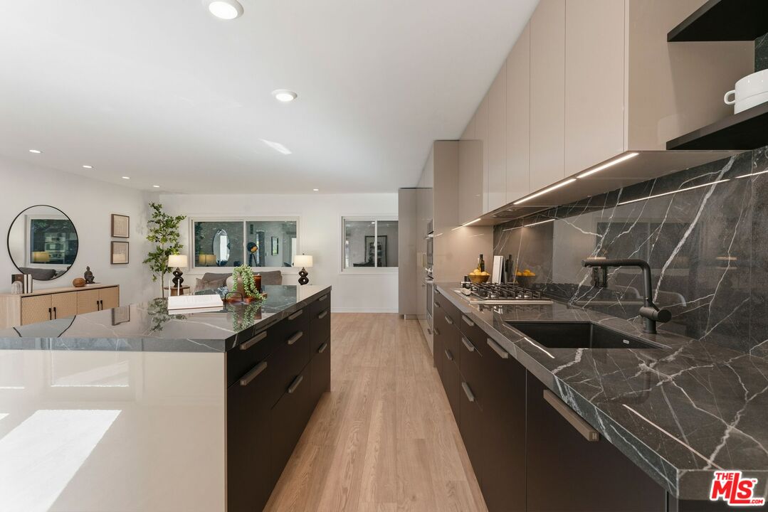 1233 N Laurel Ave Unit: 109