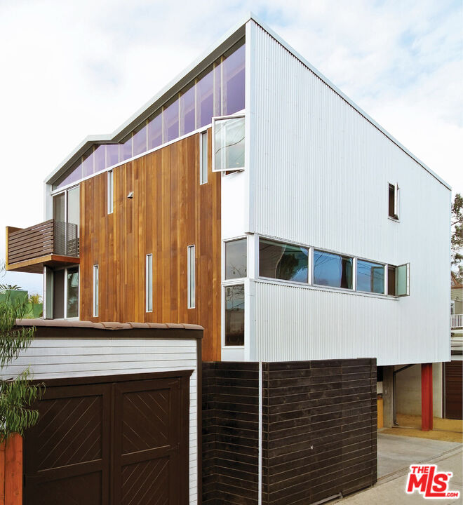724 Superba Ave