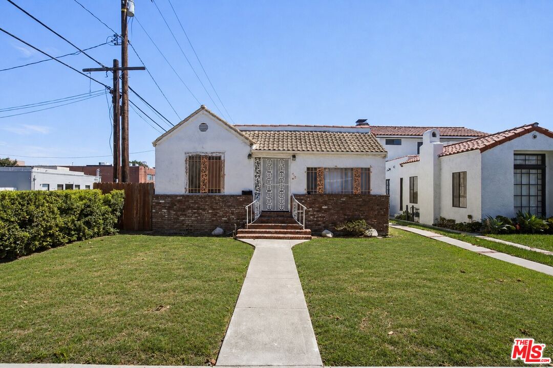 418 S La Peer Dr