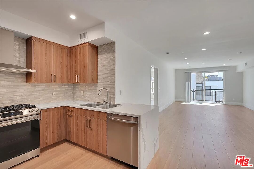 14419 Riverside Dr Unit: 203
