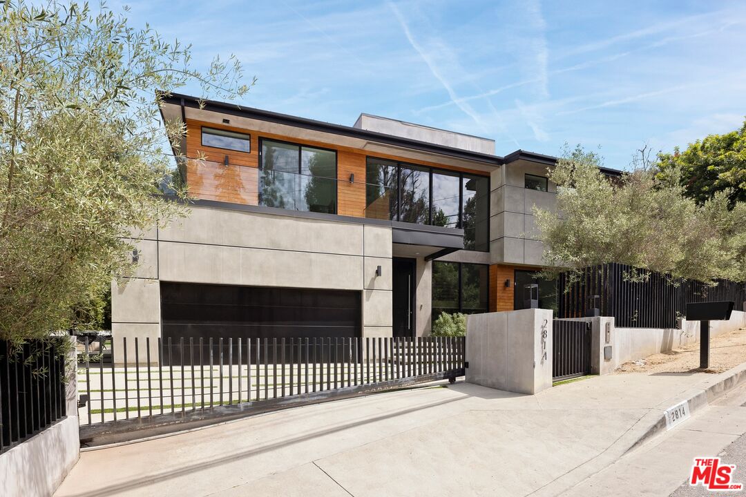 2814 Roscomare Rd