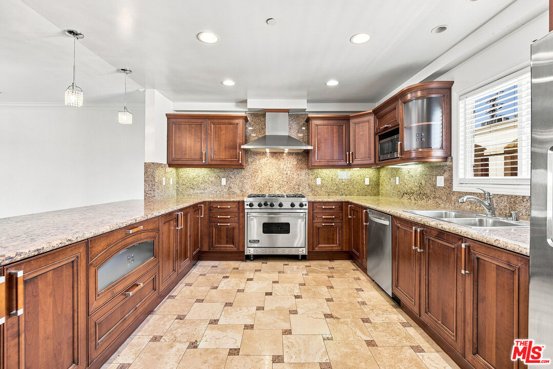 1828 Glendon Ave Unit: PH3