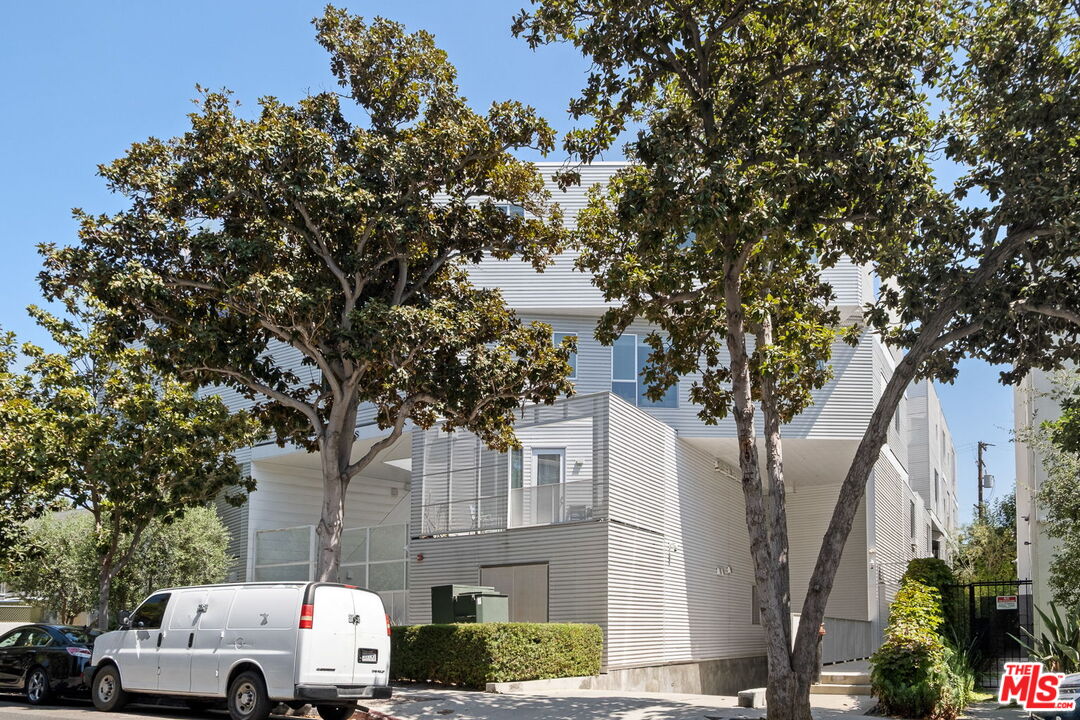 1030 N Kings Rd Unit: 201