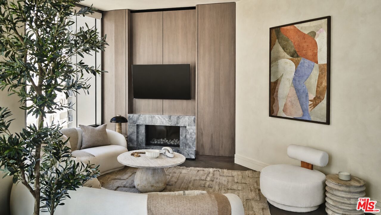 211 W Elm Ct Unit: 7D