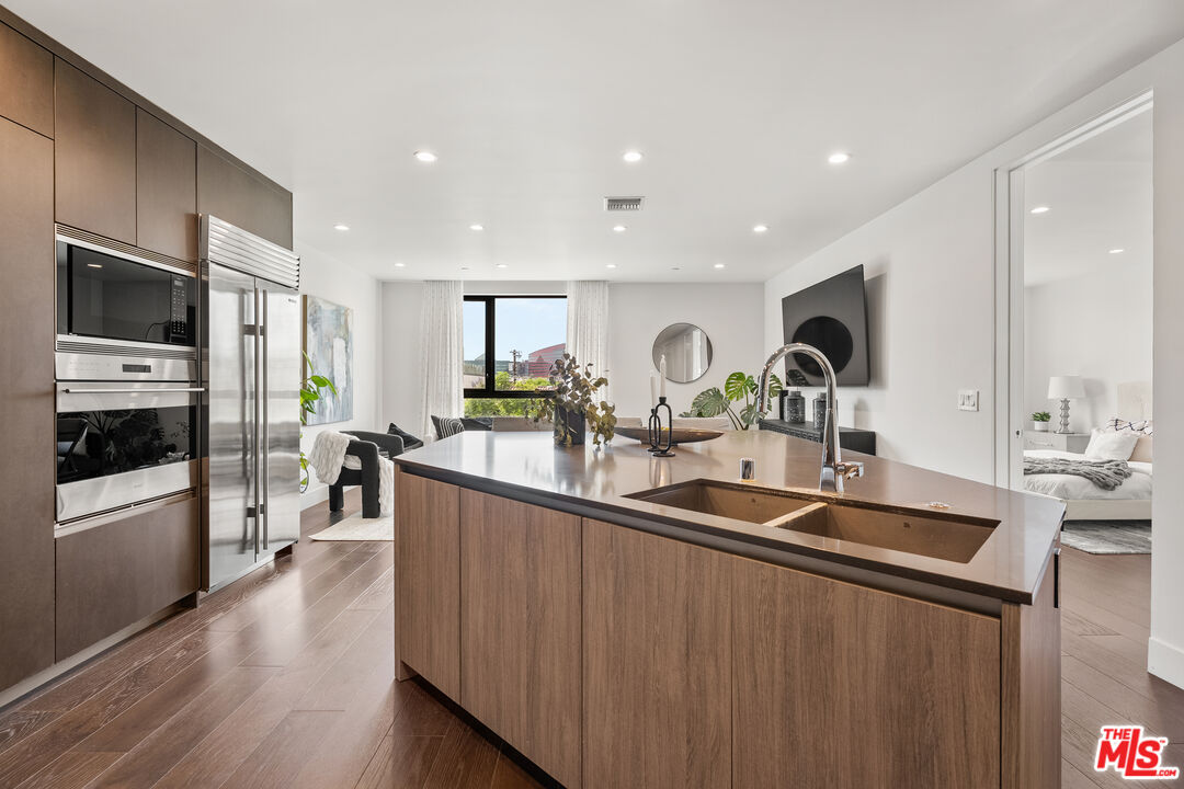724 N Croft Ave Unit: 301