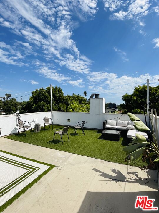 639 Navy St Unit: B