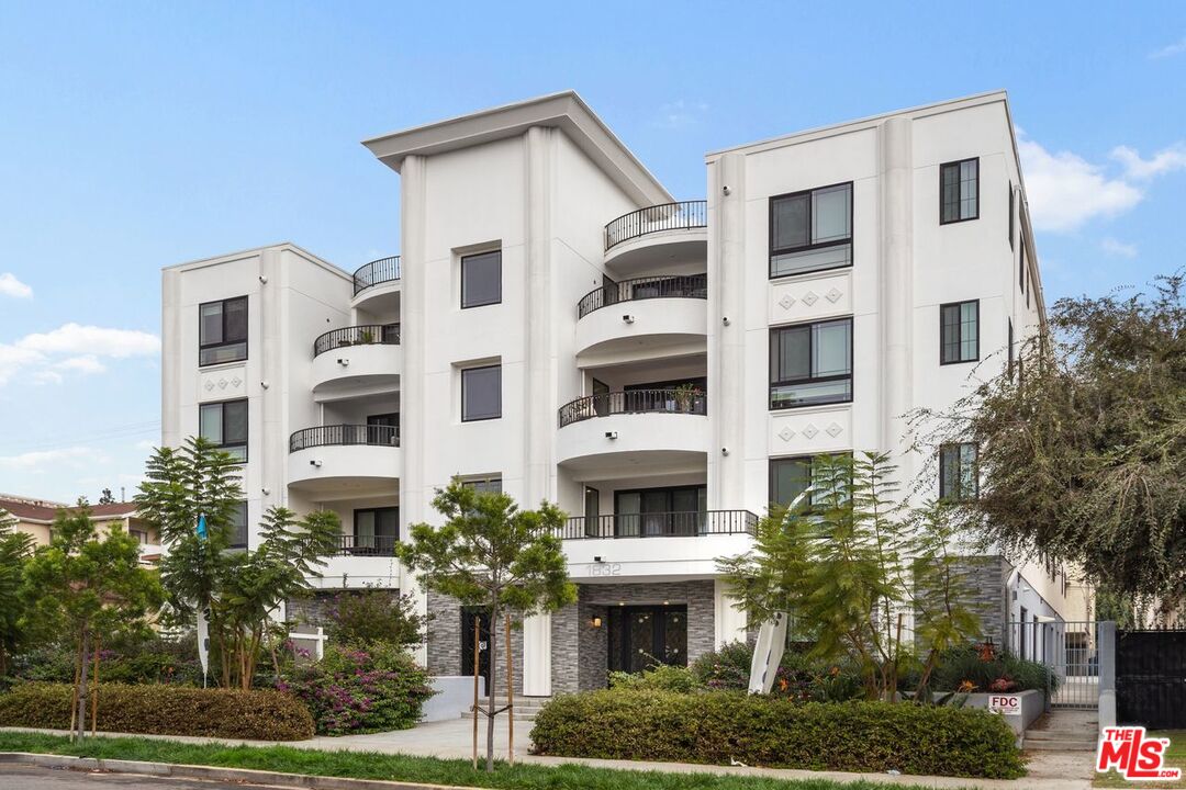 1832 S Barrington AVE Unit: 203
