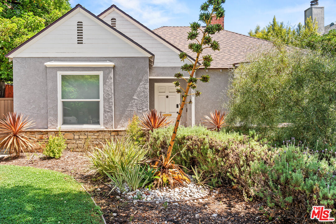 208 N Bowling Green Way