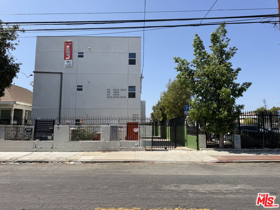 235 N Chicago St Unit: 235 1/2