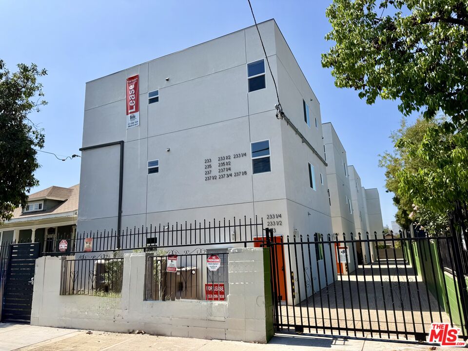 233 N Chicago St Unit: 233 1/2
