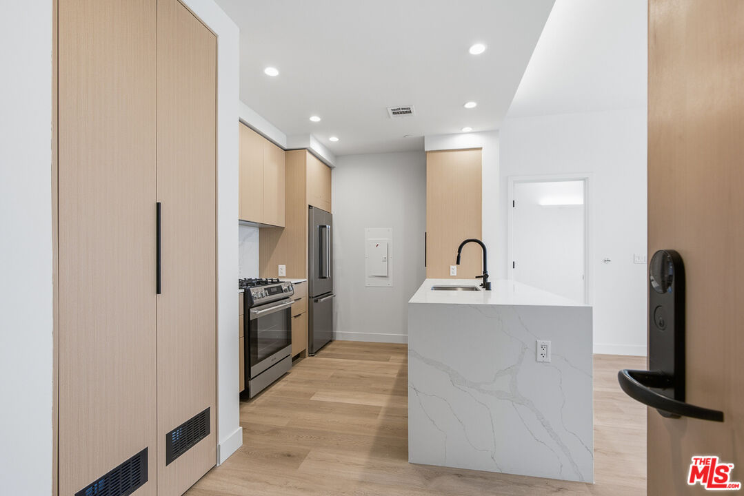3555 Overland Ave Unit: PH8