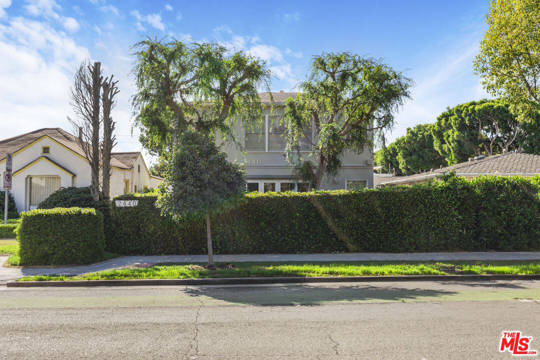 2440 Arizona Ave