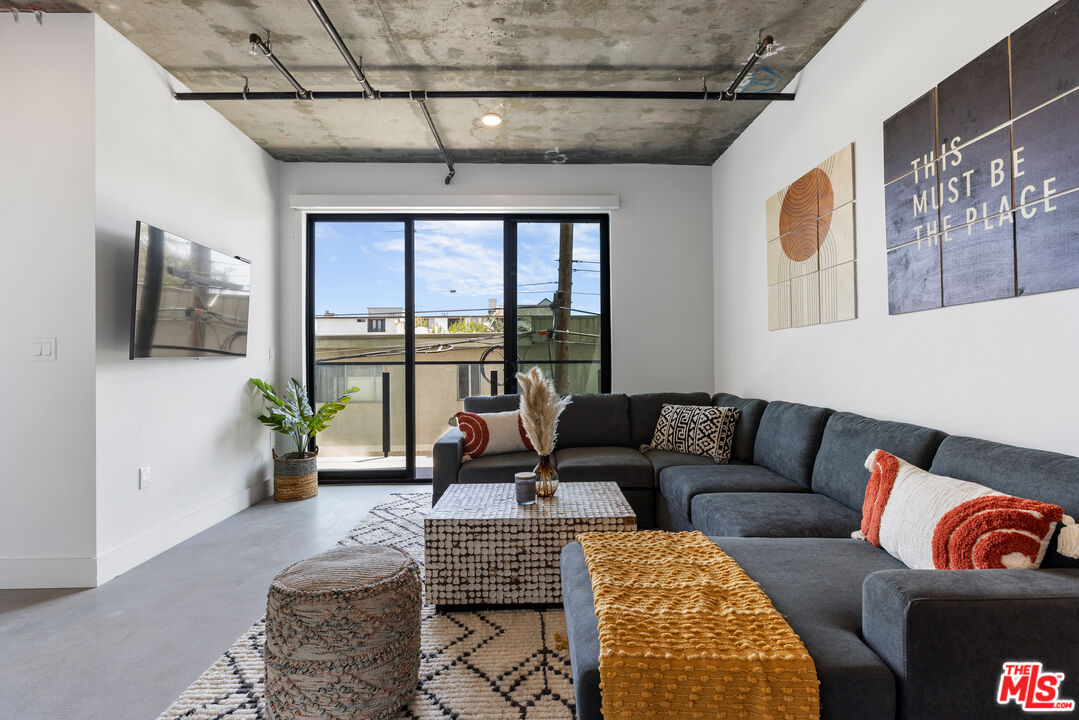 3800 Mentone Ave Unit: 404