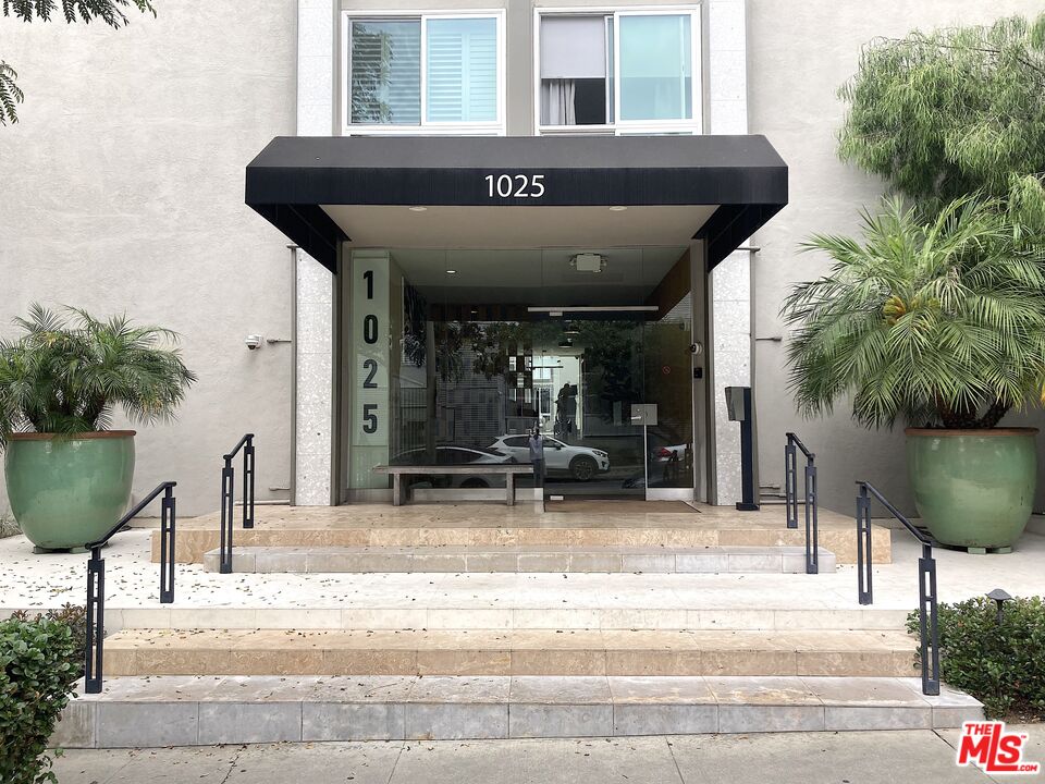 1025 N Kings Rd Unit: 313