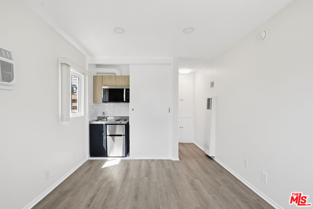 1333 Barry Ave Unit: 8