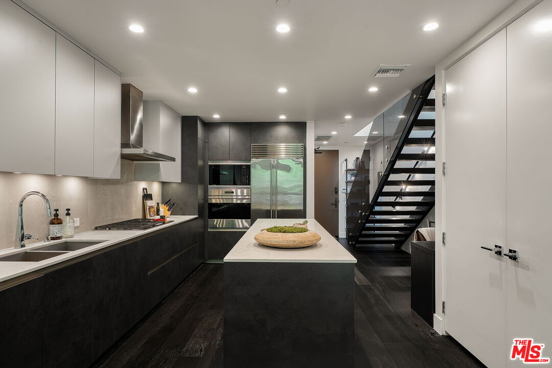 724 N Croft Ave Unit: 313
