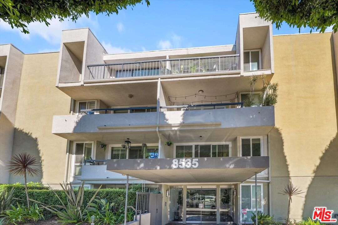 8535 W West Knoll Dr Unit: 301