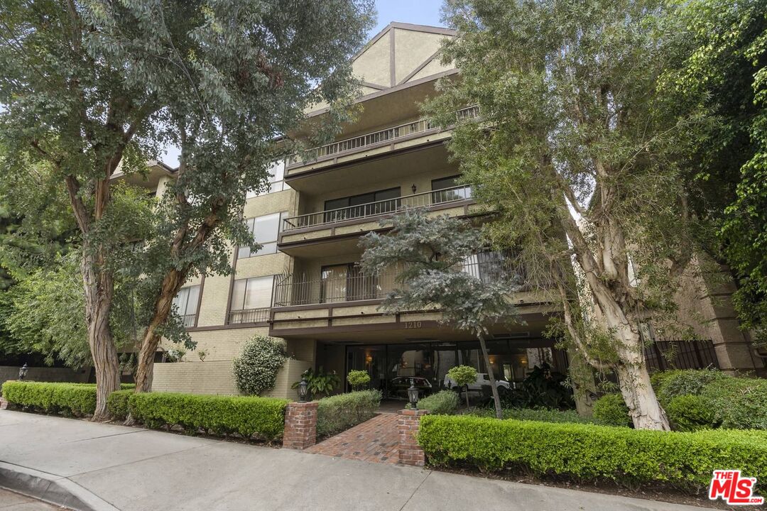 1210 N Kings Rd Unit: 104