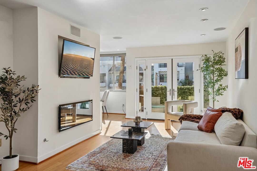 1124 N La Cienega Blvd Unit: 301