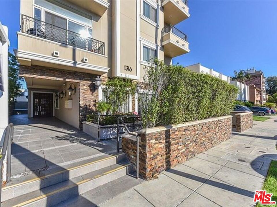 1316 Amherst Ave Unit: 201