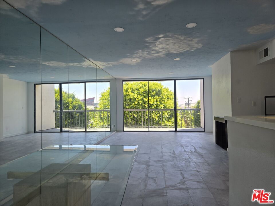 8535 W West Knoll Dr Unit: 301