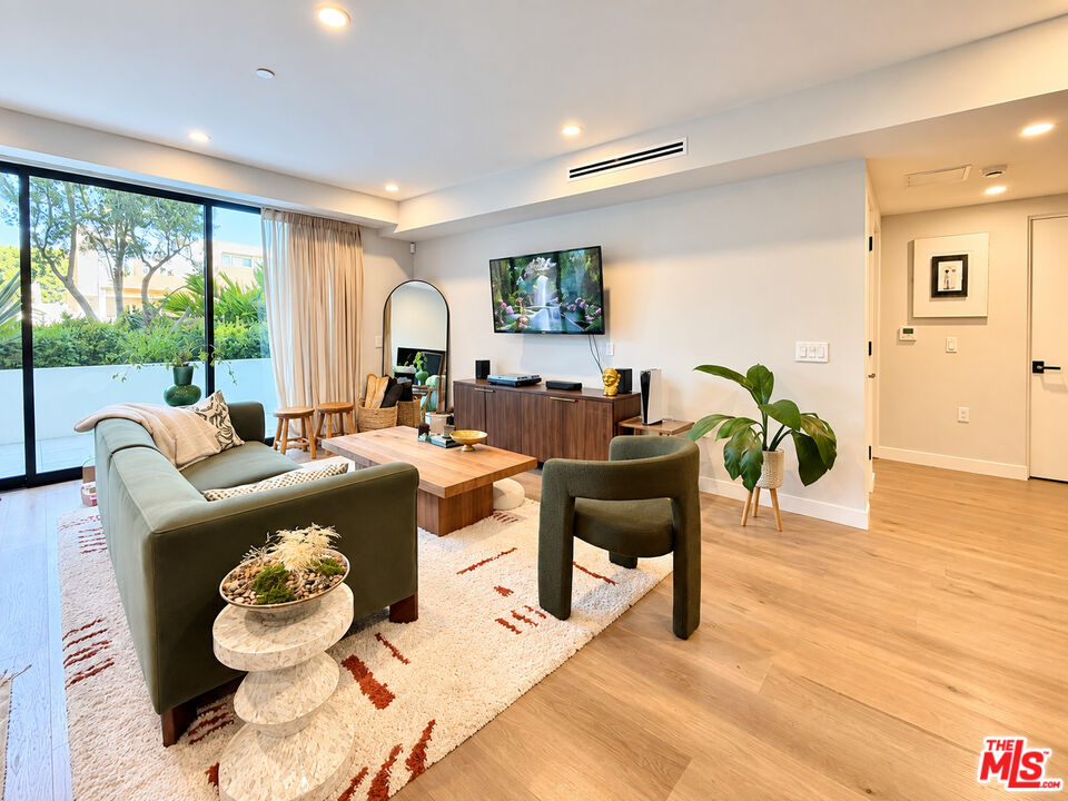 1017 N Croft Ave Unit: 105