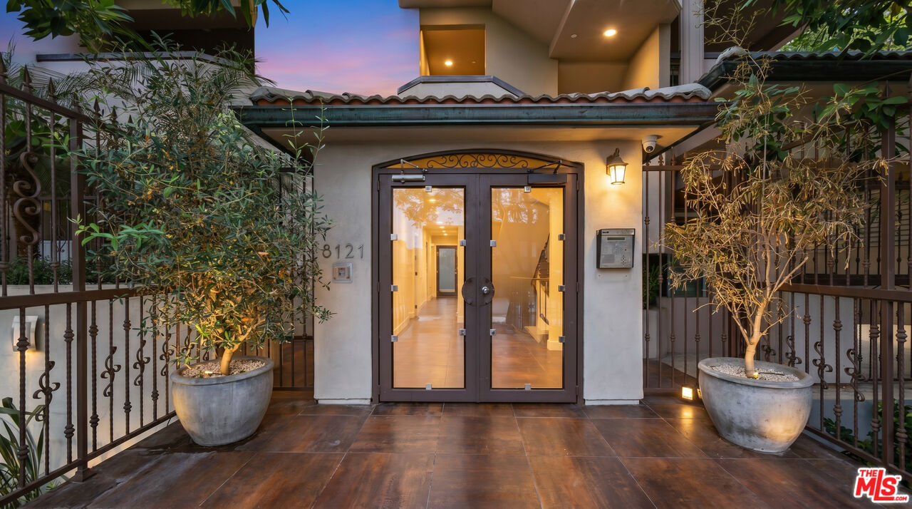 8121 Norton Ave Unit: 201