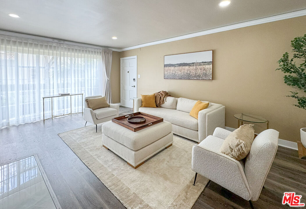 153 S Linden Dr Unit: 1