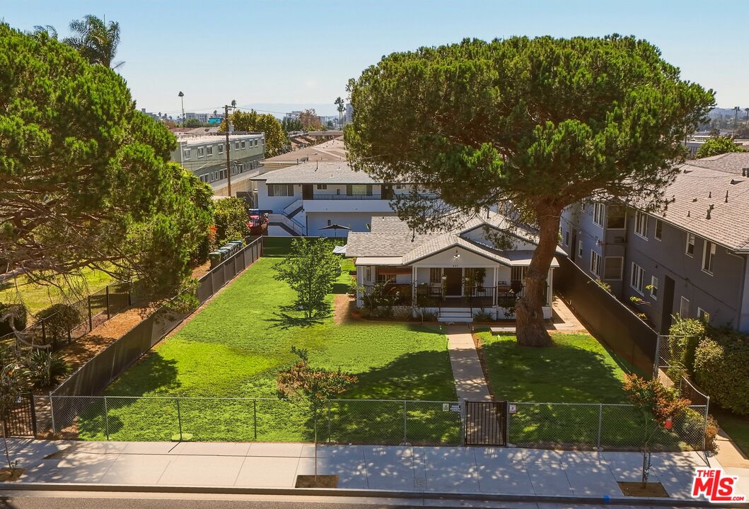 831 Centinela Ave