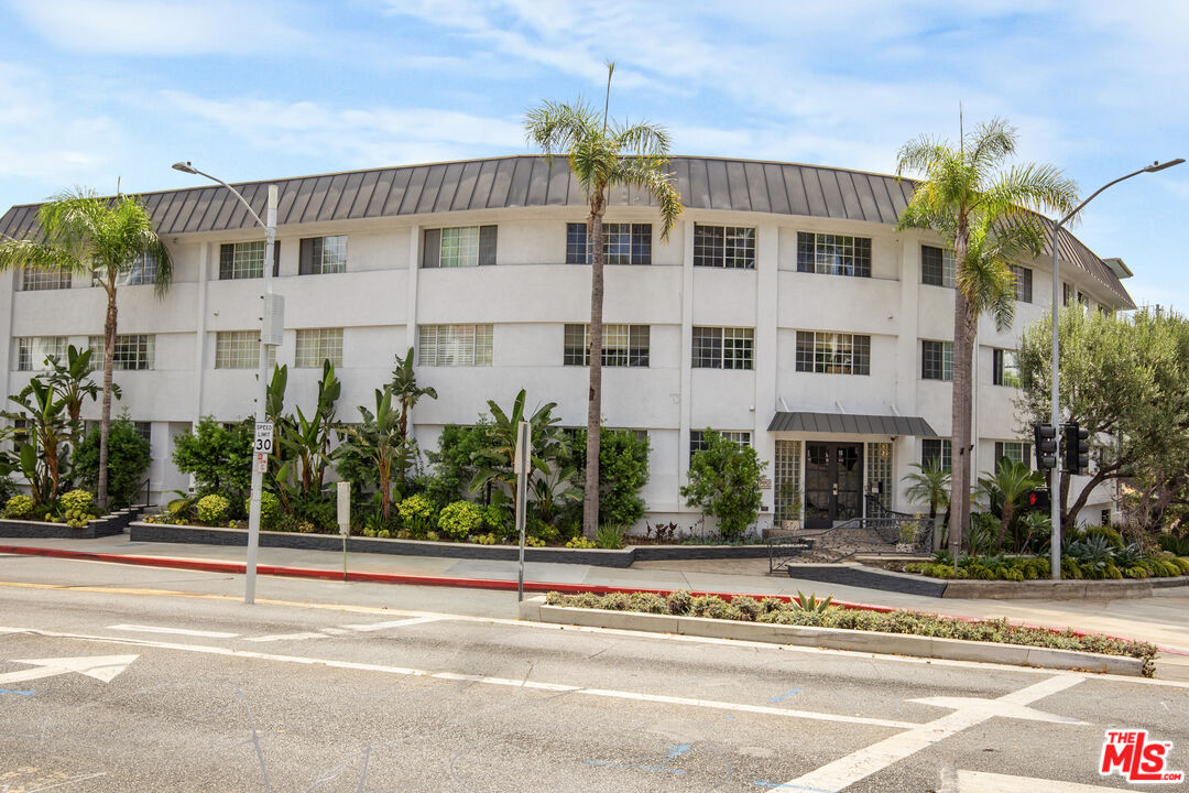 8490 Fountain Ave Unit: 203
