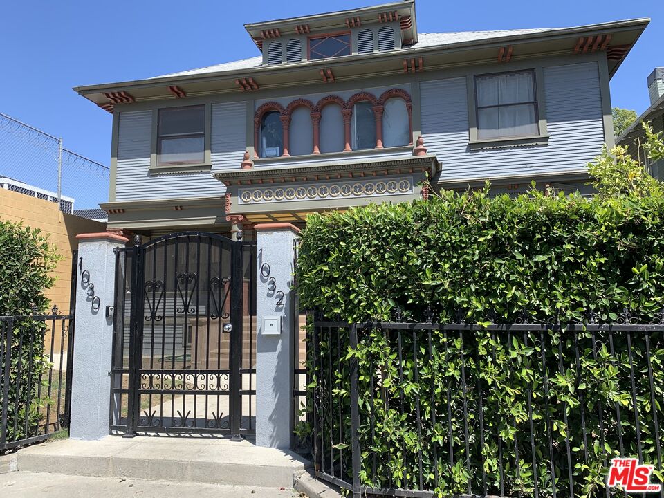 1030 S Burlington Ave Unit: 1030 1/2