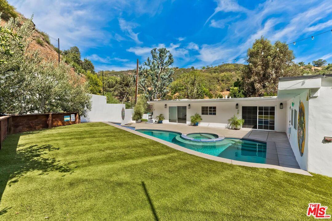 3493 Mandeville Canyon Rd
