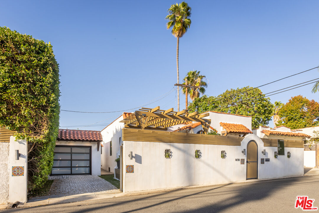 8015 Rosewood Ave