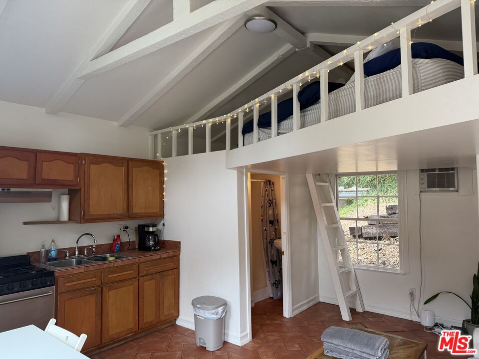 360 N Topanga Canyon Blvd Unit: 2