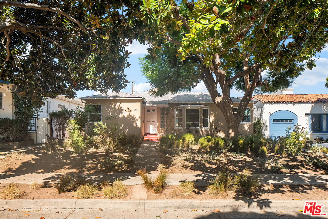 2111 Oak St