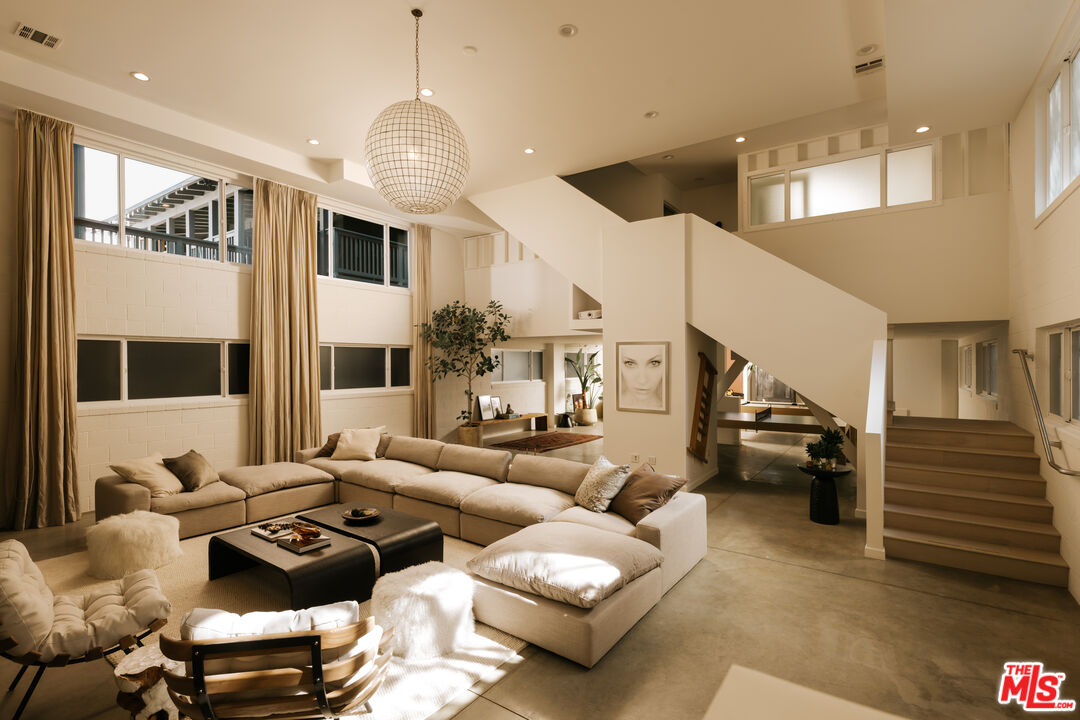 633 Santa Clara Ave